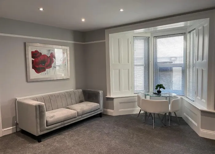 Large 1 Bedroom Flat With Private Parking