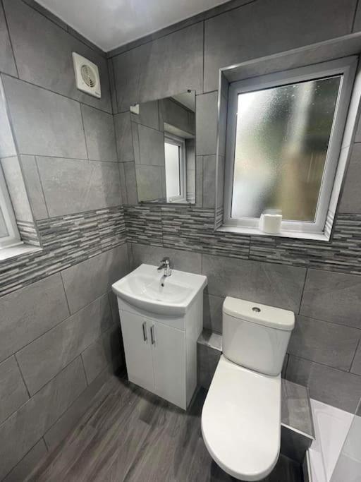 Apartment Large 1 Bedroom Flat With Private Parking *