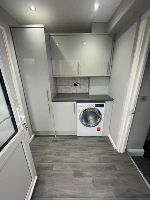 Apartment Large 1 Bedroom Flat With Private Parking *